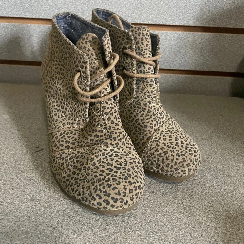 TOMS Desert Wedge Leopard Print Lace‎ Up Ankle Booties Shoes Women's Size 7.5